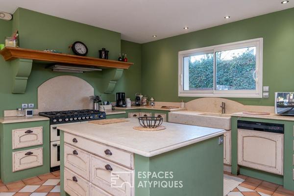 Villa provençale de plain-pied avec piscine et pool house, volumes rares et lumière plein sud