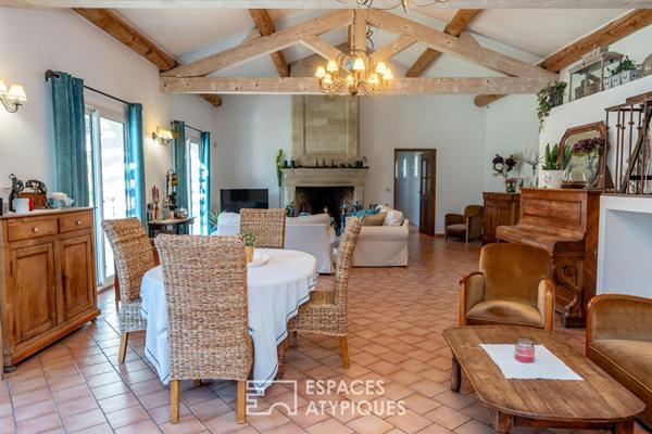 Villa provençale de plain-pied avec piscine et pool house, volumes rares et lumière plein sud