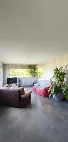 Maison familiale 157 m² – Vue montagnes – Terrain 5 600 m² avec piscine et terrain de pétanque