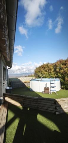 Maison familiale 157 m² – Vue montagnes – Terrain 5 600 m² avec piscine et terrain de pétanque