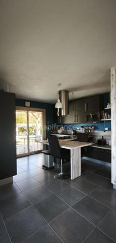 Maison familiale 157 m² – Vue montagnes – Terrain 5 600 m² avec piscine et terrain de pétanque