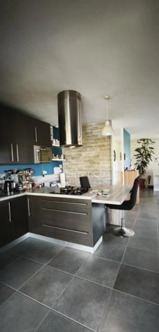 Maison familiale 157 m² – Vue montagnes – Terrain 5 600 m² avec piscine et terrain de pétanque