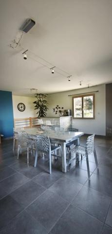 Maison familiale 157 m² – Vue montagnes – Terrain 5 600 m² avec piscine et terrain de pétanque