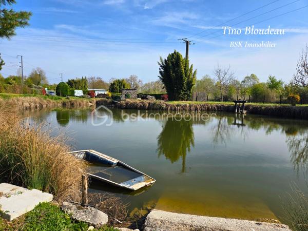 En EXCLUSIVITÉ par Tino BLOUDEAU 

Envie de vous évader, de pêcher, de profiter d’un lieu hors du temps ?
Je vous propose ce terrain de loisirs exceptionnel de 4 060 m², rare sur le secteur.

Dès votre arrivée, vous serez séduit par un environnement magnifiquement arboré, soigneusement entretenu, offrant un cadre naturel, apaisant et totalement Sans vis-à-vis.
Le terrain s’organise autour d’un grand plan d’eau poissonneux, alimenté par une source naturelle, parfaitement aménagé pour en profiter pleinement :
* Plusieurs postes de pêche
* Une rampe de mise à l’eau
* Une petite île avec son ponton, idéale pour un moment privilégié
* Multiples arbres fruitiers, pins et autre variétés

Côté aménagements, tout est déjà en place pour profiter du lieu :
Un cabanon pour vous abriter ou stocker votre matériel, une plateforme en béton prête à accueillir vos projets, un forage avec puits pour une totale autonomie, ainsi qu’une cave à finaliser selon vos envies. Le terrain n'est pas viabilisé, ni eau ni électricité. 

Un bien unique, pensé pour les amoureux de nature, de tranquillité et de moments simples.

👉 Ce type de bien se fait très rare. Je vous invite à me contacter rapidement pour venir le découvrir et vous projeter sur votre futur lieu de détente.
