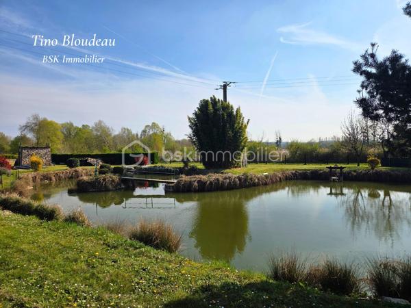 En EXCLUSIVITÉ par Tino BLOUDEAU 

Envie de vous évader, de pêcher, de profiter d’un lieu hors du temps ?
Je vous propose ce terrain de loisirs exceptionnel de 4 060 m², rare sur le secteur.

Dès votre arrivée, vous serez séduit par un environnement magnifiquement arboré, soigneusement entretenu, offrant un cadre naturel, apaisant et totalement Sans vis-à-vis.
Le terrain s’organise autour d’un grand plan d’eau poissonneux, alimenté par une source naturelle, parfaitement aménagé pour en profiter pleinement :
* Plusieurs postes de pêche
* Une rampe de mise à l’eau
* Une petite île avec son ponton, idéale pour un moment privilégié
* Multiples arbres fruitiers, pins et autre variétés

Côté aménagements, tout est déjà en place pour profiter du lieu :
Un cabanon pour vous abriter ou stocker votre matériel, une plateforme en béton prête à accueillir vos projets, un forage avec puits pour une totale autonomie, ainsi qu’une cave à finaliser selon vos envies. Le terrain n'est pas viabilisé, ni eau ni électricité. 

Un bien unique, pensé pour les amoureux de nature, de tranquillité et de moments simples.

👉 Ce type de bien se fait très rare. Je vous invite à me contacter rapidement pour venir le découvrir et vous projeter sur votre futur lieu de détente.