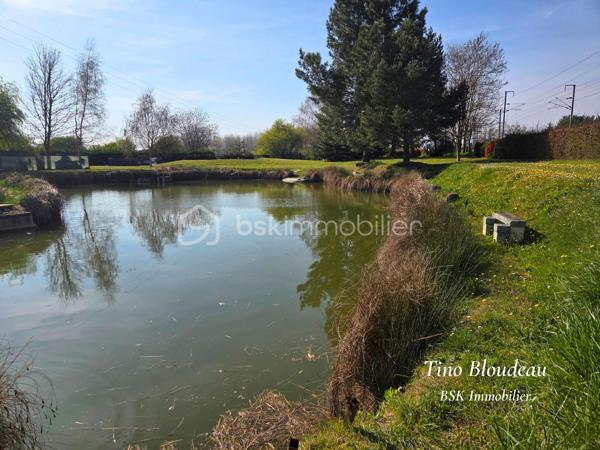 En EXCLUSIVITÉ par Tino BLOUDEAU 

Envie de vous évader, de pêcher, de profiter d’un lieu hors du temps ?
Je vous propose ce terrain de loisirs exceptionnel de 4 060 m², rare sur le secteur.

Dès votre arrivée, vous serez séduit par un environnement magnifiquement arboré, soigneusement entretenu, offrant un cadre naturel, apaisant et totalement Sans vis-à-vis.
Le terrain s’organise autour d’un grand plan d’eau poissonneux, alimenté par une source naturelle, parfaitement aménagé pour en profiter pleinement :
* Plusieurs postes de pêche
* Une rampe de mise à l’eau
* Une petite île avec son ponton, idéale pour un moment privilégié
* Multiples arbres fruitiers, pins et autre variétés

Côté aménagements, tout est déjà en place pour profiter du lieu :
Un cabanon pour vous abriter ou stocker votre matériel, une plateforme en béton prête à accueillir vos projets, un forage avec puits pour une totale autonomie, ainsi qu’une cave à finaliser selon vos envies. Le terrain n'est pas viabilisé, ni eau ni électricité. 

Un bien unique, pensé pour les amoureux de nature, de tranquillité et de moments simples.

👉 Ce type de bien se fait très rare. Je vous invite à me contacter rapidement pour venir le découvrir et vous projeter sur votre futur lieu de détente.