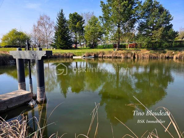 En EXCLUSIVITÉ par Tino BLOUDEAU 

Envie de vous évader, de pêcher, de profiter d’un lieu hors du temps ?
Je vous propose ce terrain de loisirs exceptionnel de 4 060 m², rare sur le secteur.

Dès votre arrivée, vous serez séduit par un environnement magnifiquement arboré, soigneusement entretenu, offrant un cadre naturel, apaisant et totalement Sans vis-à-vis.
Le terrain s’organise autour d’un grand plan d’eau poissonneux, alimenté par une source naturelle, parfaitement aménagé pour en profiter pleinement :
* Plusieurs postes de pêche
* Une rampe de mise à l’eau
* Une petite île avec son ponton, idéale pour un moment privilégié
* Multiples arbres fruitiers, pins et autre variétés

Côté aménagements, tout est déjà en place pour profiter du lieu :
Un cabanon pour vous abriter ou stocker votre matériel, une plateforme en béton prête à accueillir vos projets, un forage avec puits pour une totale autonomie, ainsi qu’une cave à finaliser selon vos envies. Le terrain n'est pas viabilisé, ni eau ni électricité. 

Un bien unique, pensé pour les amoureux de nature, de tranquillité et de moments simples.

👉 Ce type de bien se fait très rare. Je vous invite à me contacter rapidement pour venir le découvrir et vous projeter sur votre futur lieu de détente.