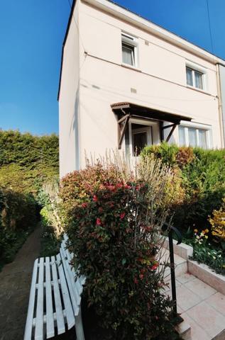 Maison mitoyenne d'un côté avec sous-sol et 215 m² de terrain