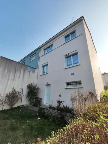 Maison mitoyenne d'un côté avec sous-sol et 215 m² de terrain