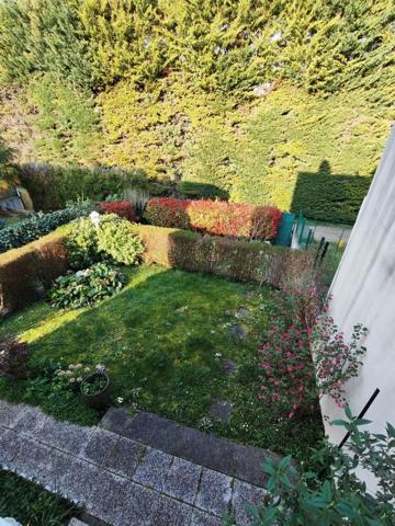 Maison mitoyenne d'un côté avec sous-sol et 215 m² de terrain