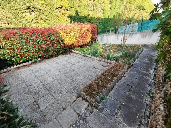 Maison mitoyenne d'un côté avec sous-sol et 215 m² de terrain