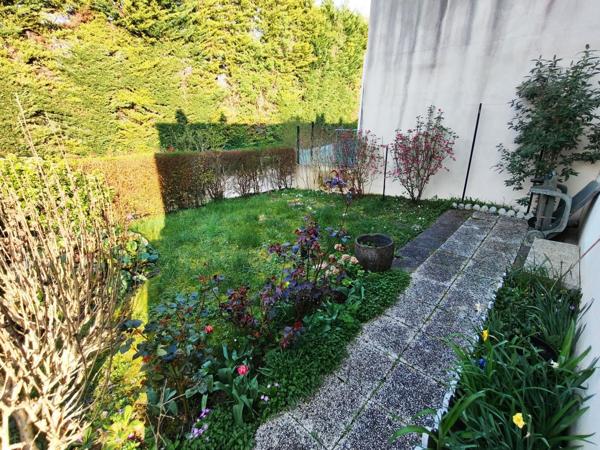 Maison mitoyenne d'un côté avec sous-sol et 215 m² de terrain