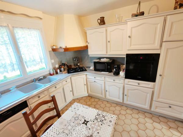 Maison mitoyenne d'un côté avec sous-sol et 215 m² de terrain