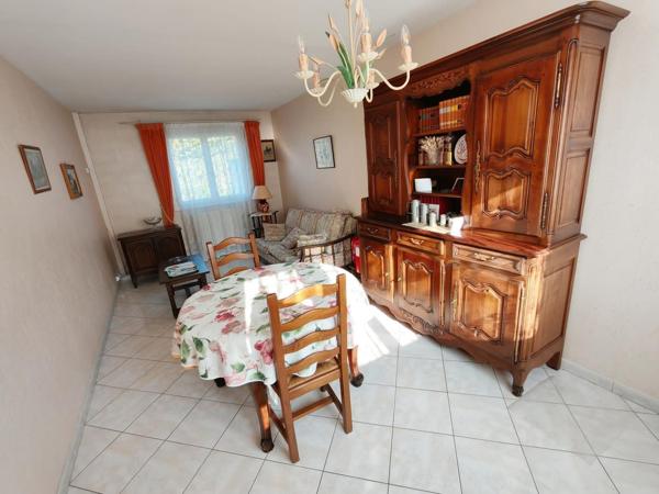 Maison mitoyenne d'un côté avec sous-sol et 215 m² de terrain