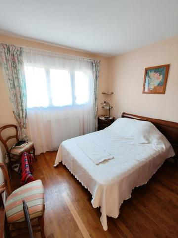 Maison mitoyenne d'un côté avec sous-sol et 215 m² de terrain