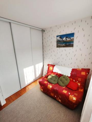 Maison mitoyenne d'un côté avec sous-sol et 215 m² de terrain