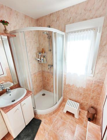 Maison mitoyenne d'un côté avec sous-sol et 215 m² de terrain
