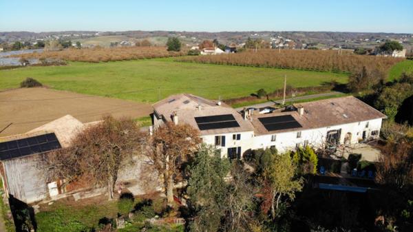 Domaine à vendre comprenant, une maison, des chambres d'hôtes et 2 appartements sur plus d'un hectare à SAINTE BAZEILLE (47)