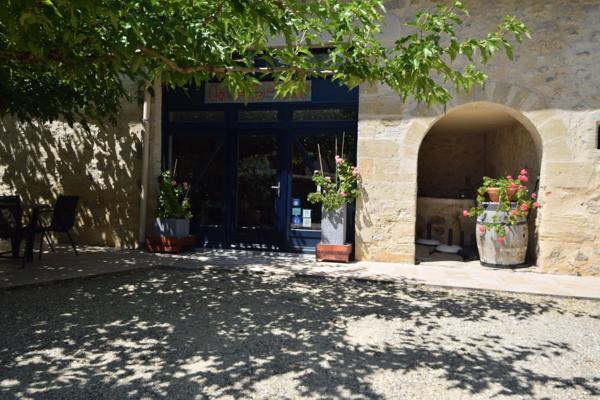 Domaine à vendre comprenant, une maison, des chambres d'hôtes et 2 appartements sur plus d'un hectare à SAINTE BAZEILLE (47)