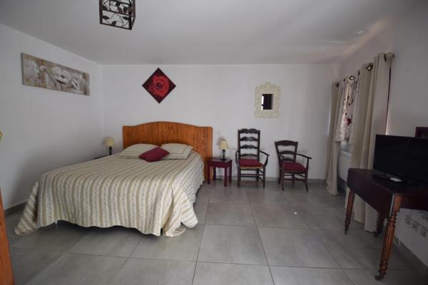 Domaine à vendre comprenant, une maison, des chambres d'hôtes et 2 appartements sur plus d'un hectare à SAINTE BAZEILLE (47)