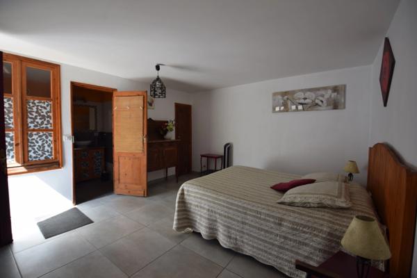 Domaine à vendre comprenant, une maison, des chambres d'hôtes et 2 appartements sur plus d'un hectare à SAINTE BAZEILLE (47)