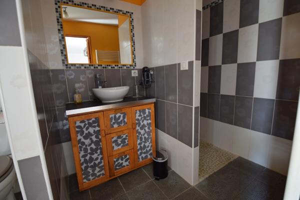 Domaine à vendre comprenant, une maison, des chambres d'hôtes et 2 appartements sur plus d'un hectare à SAINTE BAZEILLE (47)