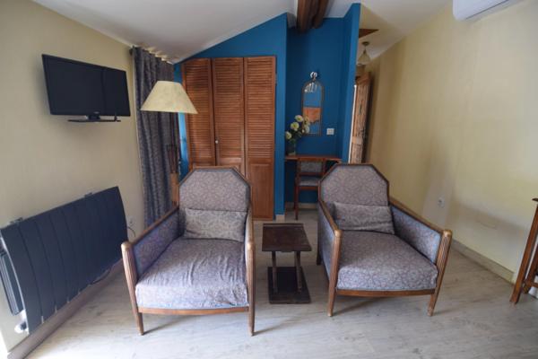 Domaine à vendre comprenant, une maison, des chambres d'hôtes et 2 appartements sur plus d'un hectare à SAINTE BAZEILLE (47)