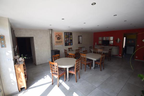 Domaine à vendre comprenant, une maison, des chambres d'hôtes et 2 appartements sur plus d'un hectare à SAINTE BAZEILLE (47)