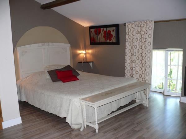 Domaine à vendre comprenant, une maison, des chambres d'hôtes et 2 appartements sur plus d'un hectare à SAINTE BAZEILLE (47)