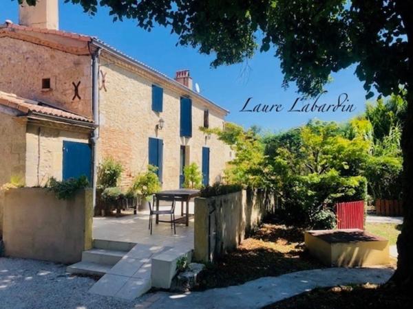 Domaine à vendre comprenant, une maison, des chambres d'hôtes et 2 appartements sur plus d'un hectare à SAINTE BAZEILLE (47)