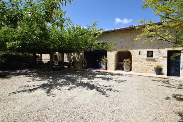 Domaine à vendre comprenant, une maison, des chambres d'hôtes et 2 appartements sur plus d'un hectare à SAINTE BAZEILLE (47)