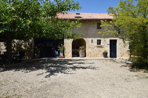 Domaine à vendre comprenant, une maison, des chambres d'hôtes et 2 appartements sur plus d'un hectare à SAINTE BAZEILLE (47)