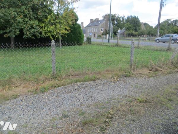A 5km de VIRE NORMANDIE, dans village avec écoles et commerces