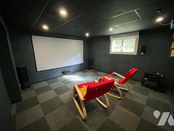 LES HERBIERS - Maison sur sous-sol entièrement rénovée offrant 170 m² habitables sur 2 niveaux ...