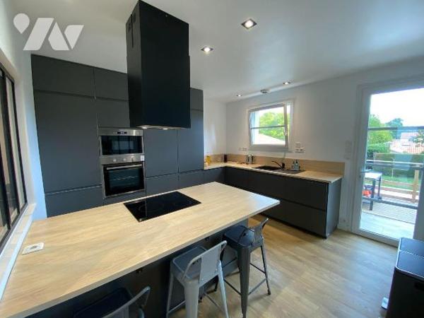 LES HERBIERS - Maison sur sous-sol entièrement rénovée offrant 170 m² habitables sur 2 niveaux ...