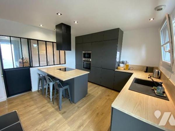 LES HERBIERS - Maison sur sous-sol entièrement rénovée offrant 170 m² habitables sur 2 niveaux ...