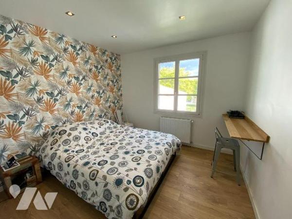 LES HERBIERS - Maison sur sous-sol entièrement rénovée offrant 170 m² habitables sur 2 niveaux ...