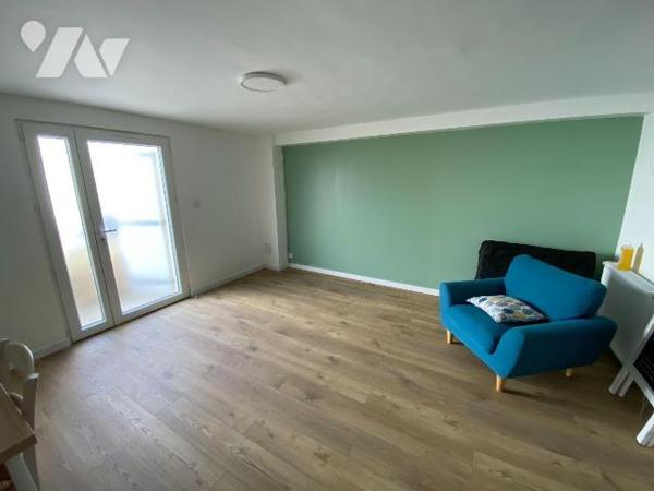 LES HERBIERS - Maison sur sous-sol entièrement rénovée offrant 170 m² habitables sur 2 niveaux ...