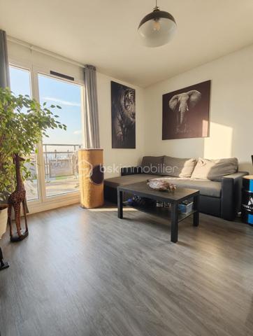Dans une résidence récente et sécurisée, venez découvrir ce bel appartement 3 pièces de 58 m², alliant luminosité, confort et fonctionnalité.

Dès l’entrée indépendante, vous serez séduit par un agencement pensé pour offrir un cadre de vie agréable au quotidien.

La pièce de vie avec cuisine ouverte aménagée propose un espace convivial, baigné de lumière grâce à ses larges ouvertures en double vitrage.

L’appartement comprend deux chambres, une salle de bain ainsi qu’un WC séparé, offrant une organisation simple et pratique.

Côté extérieur, profitez d’un balcon de 4 m² avec vue dégagée, parfait pour savourer un moment de détente.

Un parking privatif en sous-sol complète ce bien et apporte un véritable confort au quotidien.

Ses atouts :
✔ Résidence récente
✔ Belle luminosité
✔ Entrée indépendante
✔ Balcon
✔ Parking en sous-sol
✔ DPE B
✔ Proche des commodités et transports

Un bien aux nombreux atouts, offrant une belle opportunité pour concrétiser un projet de vie ou développer un patrimoine immobilier.

📞 Contactez-moi pour plus d’informations et organiser votre visite.

***
