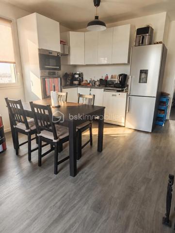 Dans une résidence récente et sécurisée, venez découvrir ce bel appartement 3 pièces de 58 m², alliant luminosité, confort et fonctionnalité.

Dès l’entrée indépendante, vous serez séduit par un agencement pensé pour offrir un cadre de vie agréable au quotidien.

La pièce de vie avec cuisine ouverte aménagée propose un espace convivial, baigné de lumière grâce à ses larges ouvertures en double vitrage.

L’appartement comprend deux chambres, une salle de bain ainsi qu’un WC séparé, offrant une organisation simple et pratique.

Côté extérieur, profitez d’un balcon de 4 m² avec vue dégagée, parfait pour savourer un moment de détente.

Un parking privatif en sous-sol complète ce bien et apporte un véritable confort au quotidien.

Ses atouts :
✔ Résidence récente
✔ Belle luminosité
✔ Entrée indépendante
✔ Balcon
✔ Parking en sous-sol
✔ DPE B
✔ Proche des commodités et transports

Un bien aux nombreux atouts, offrant une belle opportunité pour concrétiser un projet de vie ou développer un patrimoine immobilier.

📞 Contactez-moi pour plus d’informations et organiser votre visite.

***