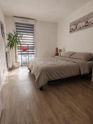 Dans une résidence récente et sécurisée, venez découvrir ce bel appartement 3 pièces de 58 m², alliant luminosité, confort et fonctionnalité.

Dès l’entrée indépendante, vous serez séduit par un agencement pensé pour offrir un cadre de vie agréable au quotidien.

La pièce de vie avec cuisine ouverte aménagée propose un espace convivial, baigné de lumière grâce à ses larges ouvertures en double vitrage.

L’appartement comprend deux chambres, une salle de bain ainsi qu’un WC séparé, offrant une organisation simple et pratique.

Côté extérieur, profitez d’un balcon de 4 m² avec vue dégagée, parfait pour savourer un moment de détente.

Un parking privatif en sous-sol complète ce bien et apporte un véritable confort au quotidien.

Ses atouts :
✔ Résidence récente
✔ Belle luminosité
✔ Entrée indépendante
✔ Balcon
✔ Parking en sous-sol
✔ DPE B
✔ Proche des commodités et transports

Un bien aux nombreux atouts, offrant une belle opportunité pour concrétiser un projet de vie ou développer un patrimoine immobilier.

📞 Contactez-moi pour plus d’informations et organiser votre visite.

***