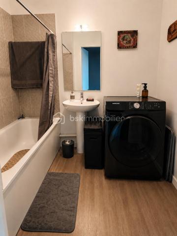 Dans une résidence récente et sécurisée, venez découvrir ce bel appartement 3 pièces de 58 m², alliant luminosité, confort et fonctionnalité.

Dès l’entrée indépendante, vous serez séduit par un agencement pensé pour offrir un cadre de vie agréable au quotidien.

La pièce de vie avec cuisine ouverte aménagée propose un espace convivial, baigné de lumière grâce à ses larges ouvertures en double vitrage.

L’appartement comprend deux chambres, une salle de bain ainsi qu’un WC séparé, offrant une organisation simple et pratique.

Côté extérieur, profitez d’un balcon de 4 m² avec vue dégagée, parfait pour savourer un moment de détente.

Un parking privatif en sous-sol complète ce bien et apporte un véritable confort au quotidien.

Ses atouts :
✔ Résidence récente
✔ Belle luminosité
✔ Entrée indépendante
✔ Balcon
✔ Parking en sous-sol
✔ DPE B
✔ Proche des commodités et transports

Un bien aux nombreux atouts, offrant une belle opportunité pour concrétiser un projet de vie ou développer un patrimoine immobilier.

📞 Contactez-moi pour plus d’informations et organiser votre visite.

***