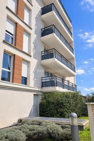 Dans une résidence récente et sécurisée, venez découvrir ce bel appartement 3 pièces de 58 m², alliant luminosité, confort et fonctionnalité.

Dès l’entrée indépendante, vous serez séduit par un agencement pensé pour offrir un cadre de vie agréable au quotidien.

La pièce de vie avec cuisine ouverte aménagée propose un espace convivial, baigné de lumière grâce à ses larges ouvertures en double vitrage.

L’appartement comprend deux chambres, une salle de bain ainsi qu’un WC séparé, offrant une organisation simple et pratique.

Côté extérieur, profitez d’un balcon de 4 m² avec vue dégagée, parfait pour savourer un moment de détente.

Un parking privatif en sous-sol complète ce bien et apporte un véritable confort au quotidien.

Ses atouts :
✔ Résidence récente
✔ Belle luminosité
✔ Entrée indépendante
✔ Balcon
✔ Parking en sous-sol
✔ DPE B
✔ Proche des commodités et transports

Un bien aux nombreux atouts, offrant une belle opportunité pour concrétiser un projet de vie ou développer un patrimoine immobilier.

📞 Contactez-moi pour plus d’informations et organiser votre visite.

***