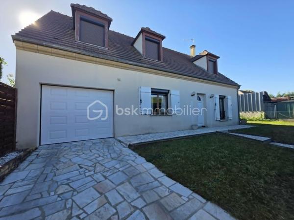Pavillon familial idéalement situé sur la commune de Nemours dans une impasse au calme avec commerces écoles et transports accessibles à pied. 
Cette maison offre au rez de chaussée: entrée, séjour avec cheminée, cuisine indépendante, wc,  chambre. A l'étage vous trouverez un palier desservant une salle de bains ainsi que 5 chambres dont  avec salle de bains. 
Un garage complète cette offre, le tout sur un jardin clos parfaitement intime et sans vis à vis: un cadre de vie recherché alliant confort tranquillité et praticité au quotidien
A visiter sans tarder.