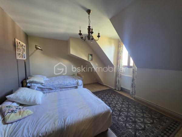 Pavillon familial idéalement situé sur la commune de Nemours dans une impasse au calme avec commerces écoles et transports accessibles à pied. 
Cette maison offre au rez de chaussée: entrée, séjour avec cheminée, cuisine indépendante, wc,  chambre. A l'étage vous trouverez un palier desservant une salle de bains ainsi que 5 chambres dont  avec salle de bains. 
Un garage complète cette offre, le tout sur un jardin clos parfaitement intime et sans vis à vis: un cadre de vie recherché alliant confort tranquillité et praticité au quotidien
A visiter sans tarder.