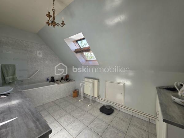 Pavillon familial idéalement situé sur la commune de Nemours dans une impasse au calme avec commerces écoles et transports accessibles à pied. 
Cette maison offre au rez de chaussée: entrée, séjour avec cheminée, cuisine indépendante, wc,  chambre. A l'étage vous trouverez un palier desservant une salle de bains ainsi que 5 chambres dont  avec salle de bains. 
Un garage complète cette offre, le tout sur un jardin clos parfaitement intime et sans vis à vis: un cadre de vie recherché alliant confort tranquillité et praticité au quotidien
A visiter sans tarder.