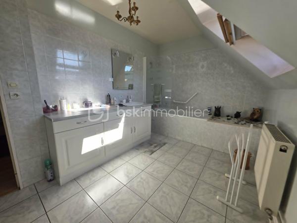 Pavillon familial idéalement situé sur la commune de Nemours dans une impasse au calme avec commerces écoles et transports accessibles à pied. 
Cette maison offre au rez de chaussée: entrée, séjour avec cheminée, cuisine indépendante, wc,  chambre. A l'étage vous trouverez un palier desservant une salle de bains ainsi que 5 chambres dont  avec salle de bains. 
Un garage complète cette offre, le tout sur un jardin clos parfaitement intime et sans vis à vis: un cadre de vie recherché alliant confort tranquillité et praticité au quotidien
A visiter sans tarder.