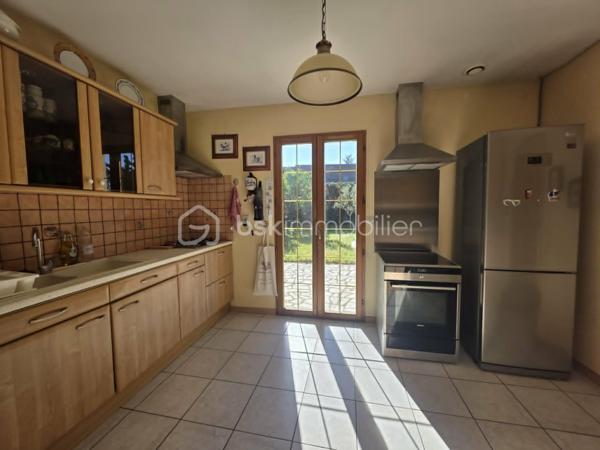 Pavillon familial idéalement situé sur la commune de Nemours dans une impasse au calme avec commerces écoles et transports accessibles à pied. 
Cette maison offre au rez de chaussée: entrée, séjour avec cheminée, cuisine indépendante, wc,  chambre. A l'étage vous trouverez un palier desservant une salle de bains ainsi que 5 chambres dont  avec salle de bains. 
Un garage complète cette offre, le tout sur un jardin clos parfaitement intime et sans vis à vis: un cadre de vie recherché alliant confort tranquillité et praticité au quotidien
A visiter sans tarder.