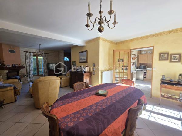 Pavillon familial idéalement situé sur la commune de Nemours dans une impasse au calme avec commerces écoles et transports accessibles à pied. 
Cette maison offre au rez de chaussée: entrée, séjour avec cheminée, cuisine indépendante, wc,  chambre. A l'étage vous trouverez un palier desservant une salle de bains ainsi que 5 chambres dont  avec salle de bains. 
Un garage complète cette offre, le tout sur un jardin clos parfaitement intime et sans vis à vis: un cadre de vie recherché alliant confort tranquillité et praticité au quotidien
A visiter sans tarder.