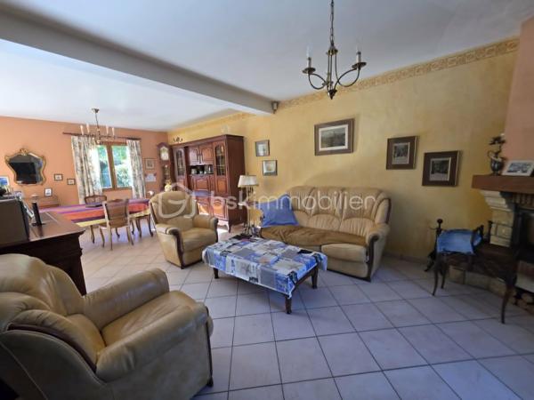 Pavillon familial idéalement situé sur la commune de Nemours dans une impasse au calme avec commerces écoles et transports accessibles à pied. 
Cette maison offre au rez de chaussée: entrée, séjour avec cheminée, cuisine indépendante, wc,  chambre. A l'étage vous trouverez un palier desservant une salle de bains ainsi que 5 chambres dont  avec salle de bains. 
Un garage complète cette offre, le tout sur un jardin clos parfaitement intime et sans vis à vis: un cadre de vie recherché alliant confort tranquillité et praticité au quotidien
A visiter sans tarder.
